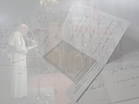 Zdjęcie nr 23 (31)
                                	                             Archiwum UJ, CV 24. Życzenia na Boże Narodzenie od papieża Jana Pawła II adresowane Rektorowi i Wspólnocie Akademickiej UJ w latach 1996 – 2001. Podpis własnoręczny. Fotografia papieża w tle pochodzi ze zbiorów Archiwum UJ.
                            